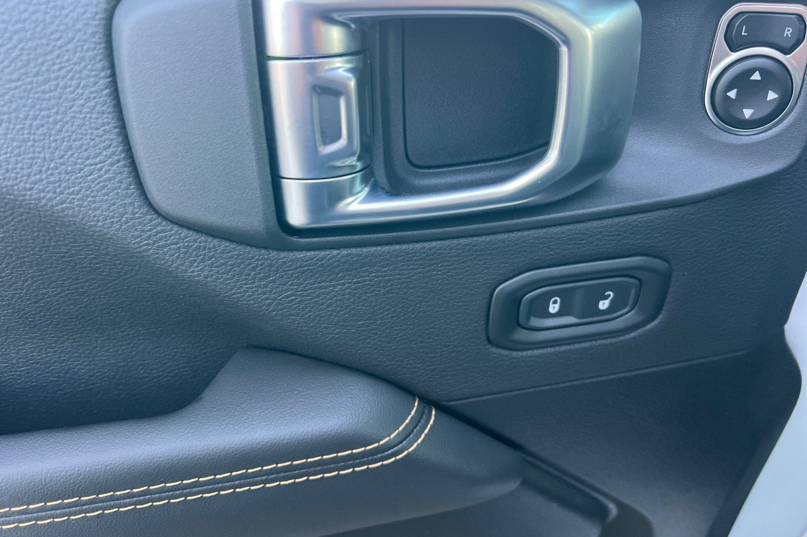 2026 Jeep Wrangler 4-Door Sahara - Photo 10