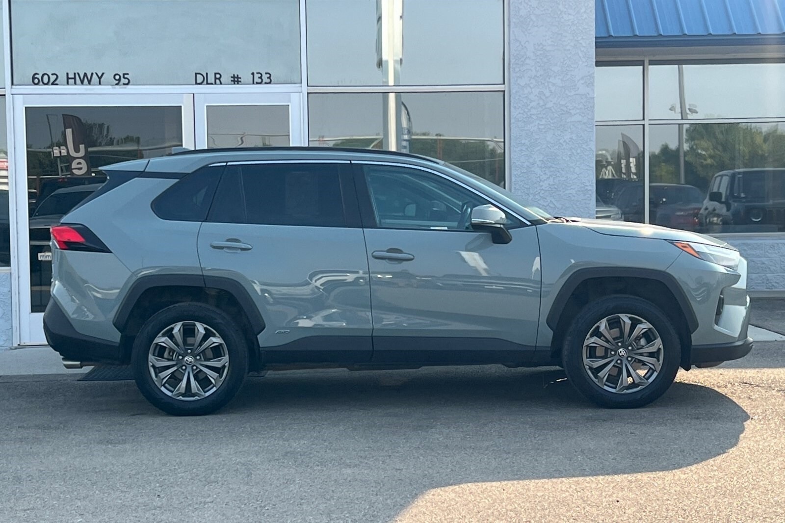 2022 Toyota RAV4 Hybrid XLE Premium photo 3