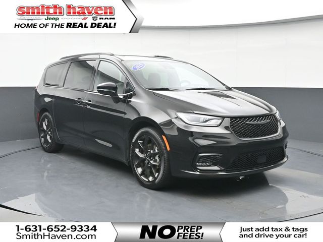 2025 Chrysler Pacifica Limited's photo