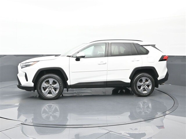 2022 Toyota RAV4 XLE photo 2