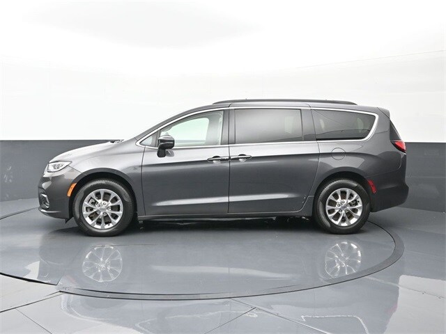 2022 Chrysler Pacifica Touring L photo 2