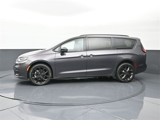 2022 Chrysler Pacifica Limited photo 2
