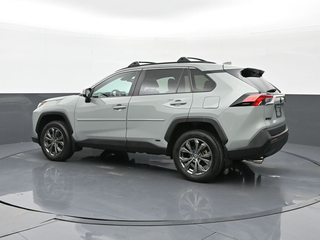 2022 Toyota RAV4 Hybrid XLE Premium photo 3