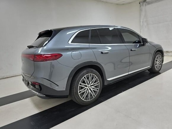 2023 Mercedes Benz EQS SUV 580 4MATIC photo 3