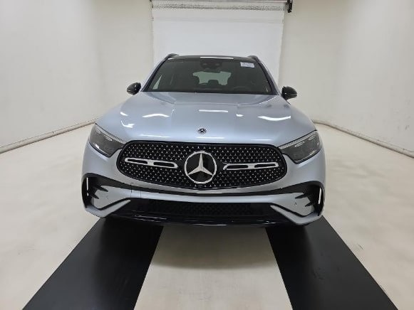 2024 Mercedes Benz GLC 300 photo 3