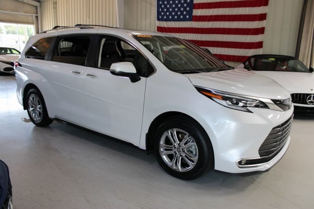 Used 2022 Toyota Sienna 7 Passenger REAR ENTERTAINMENT Van Passenger Van