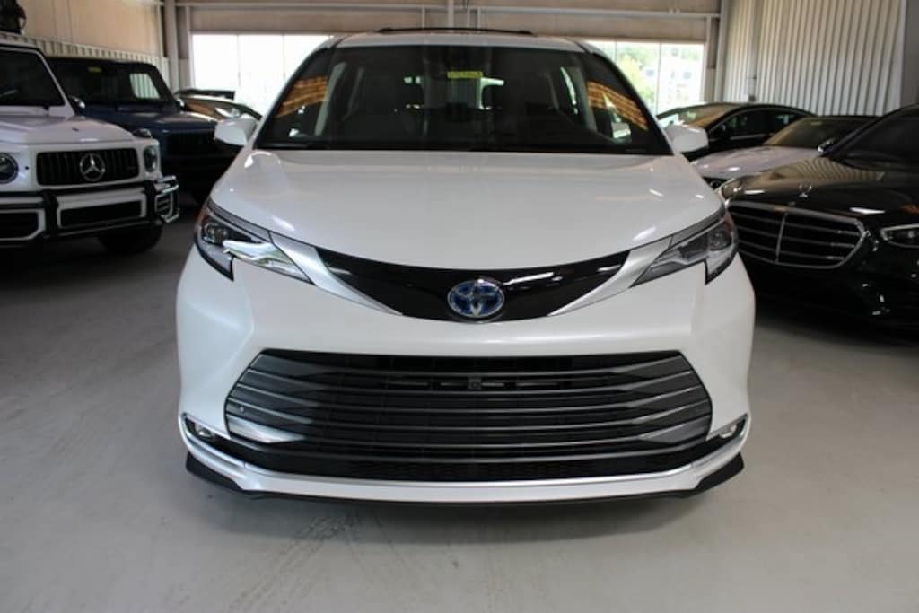 Used 2022 Toyota Sienna 7 Passenger REAR ENTERTAINMENT Van Passenger Van