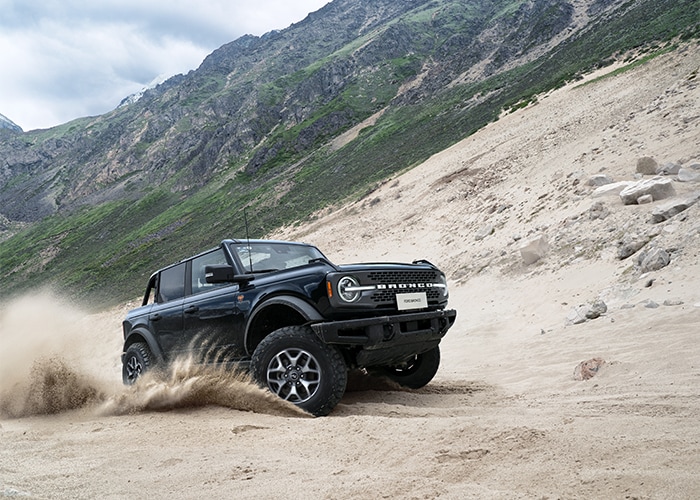 2025-Ford-Bronco-Outerbanks-4Door-SUV-L01.jpg