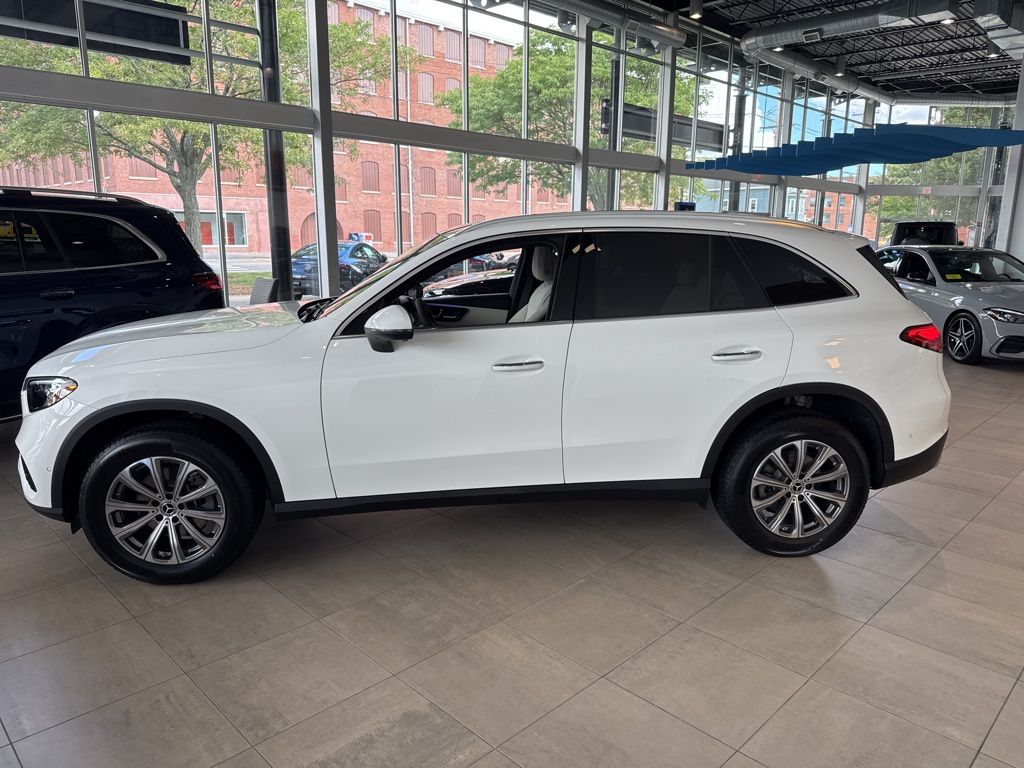 2025 Mercedes Benz GLC 300 4MATIC photo 3