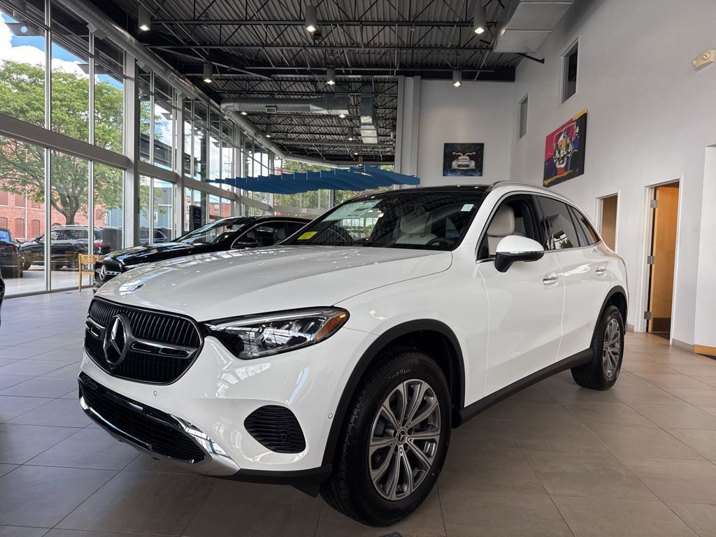 2025 Mercedes Benz GLC 300 4MATIC photo 2