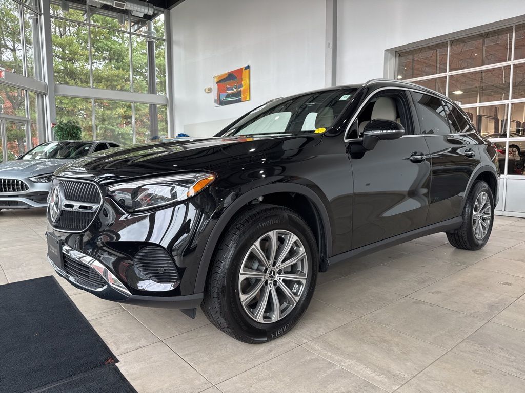 2025 Mercedes Benz GLC 300 4MATIC photo 3