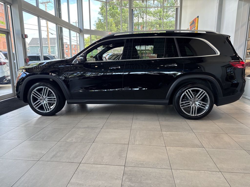 2024 Mercedes Benz GLS 450 4MATIC photo 3