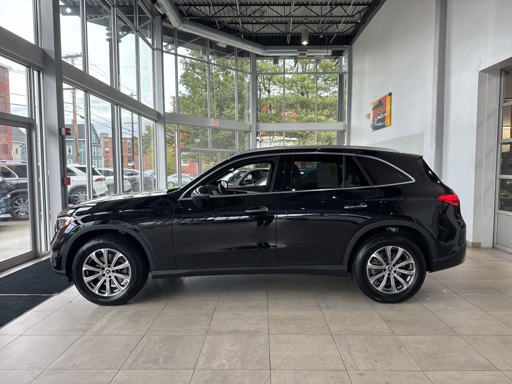 2025 Mercedes Benz GLC 300 4MATIC photo 4
