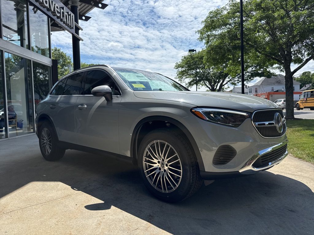 2025 Mercedes Benz GLC 300 4MATIC photo 2
