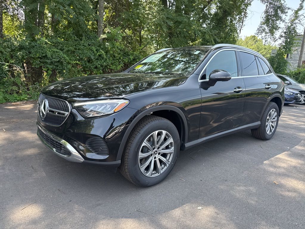 2025 Mercedes Benz GLC 300 4MATIC photo 3