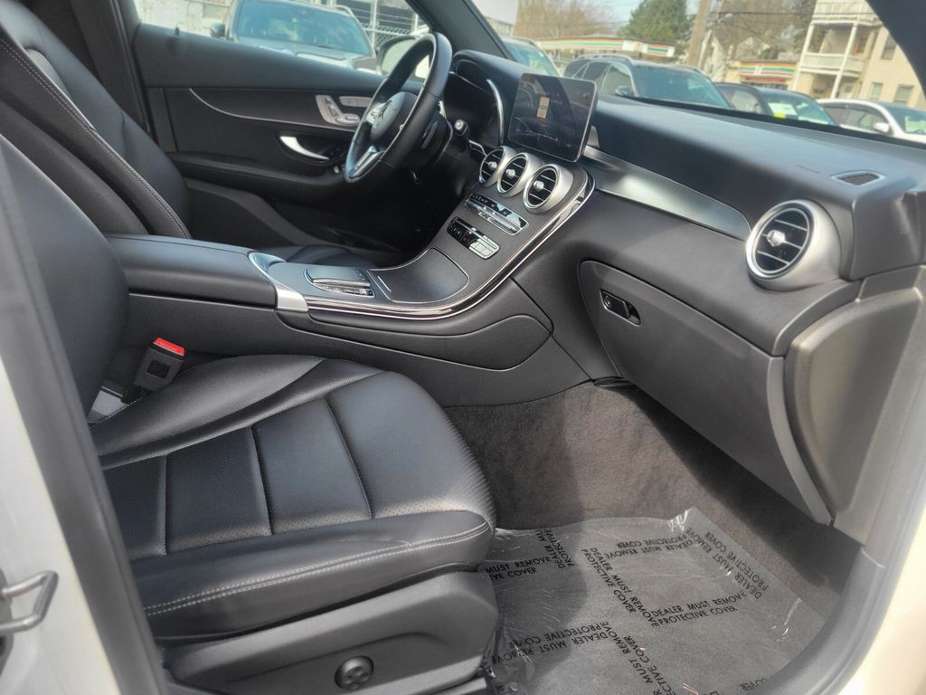 2022 Mercedes-Benz GLC GLC300 - Photo 9