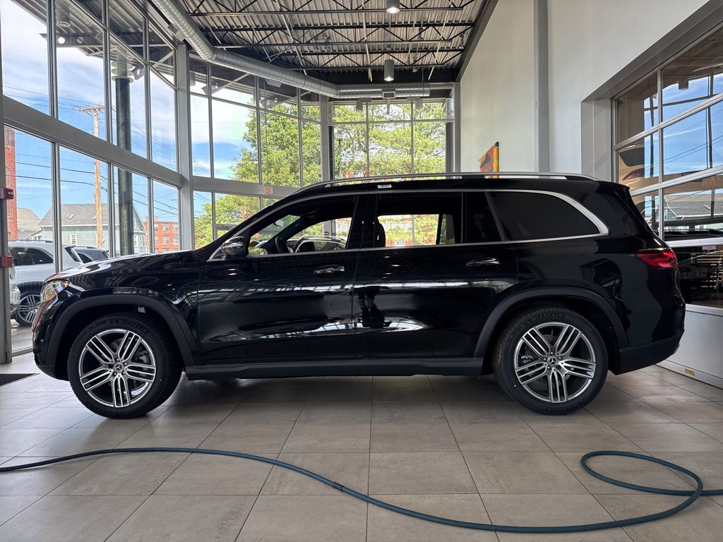 2025 Mercedes Benz GLS 450 4MATIC photo 3