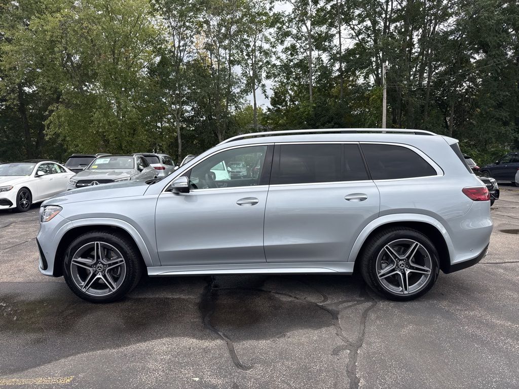 2025 Mercedes Benz GLS 450 4MATIC photo 2