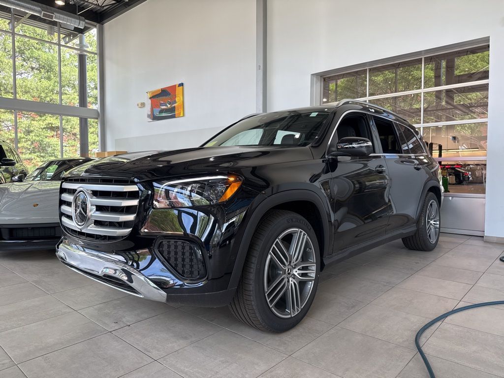 2025 Mercedes Benz GLS 450 4MATIC photo 2
