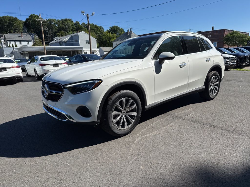 2025 Mercedes Benz GLC 300 4MATIC photo 3