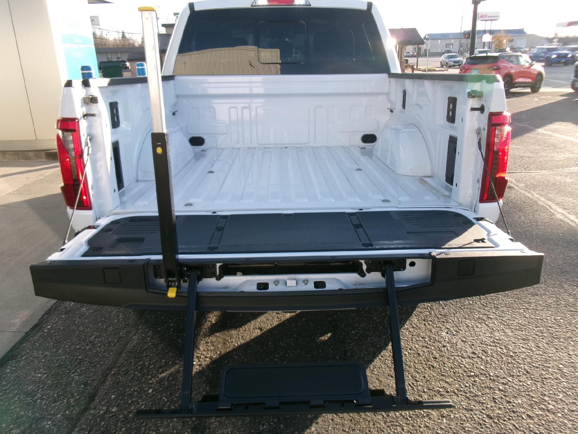 2025 Ford F-150 XLT - Photo 6