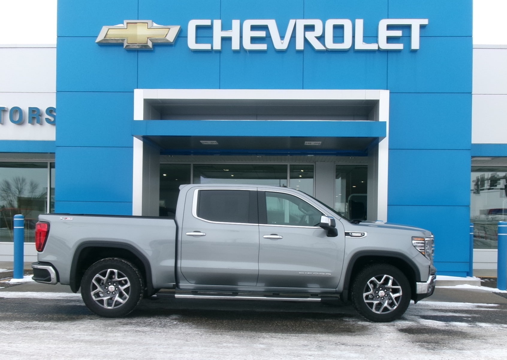 2025 GMC Sierra 4WD Crew Cab Short Box SLT's photo
