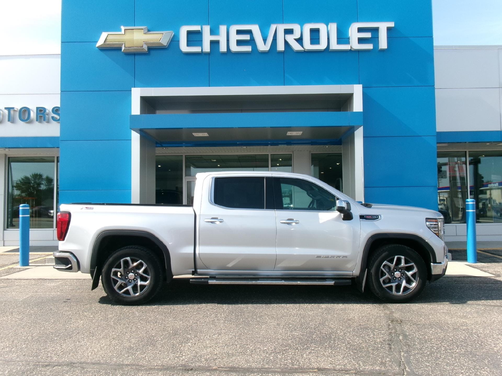 2022 GMC Sierra 4WD Crew Cab Short Box SLT's photo