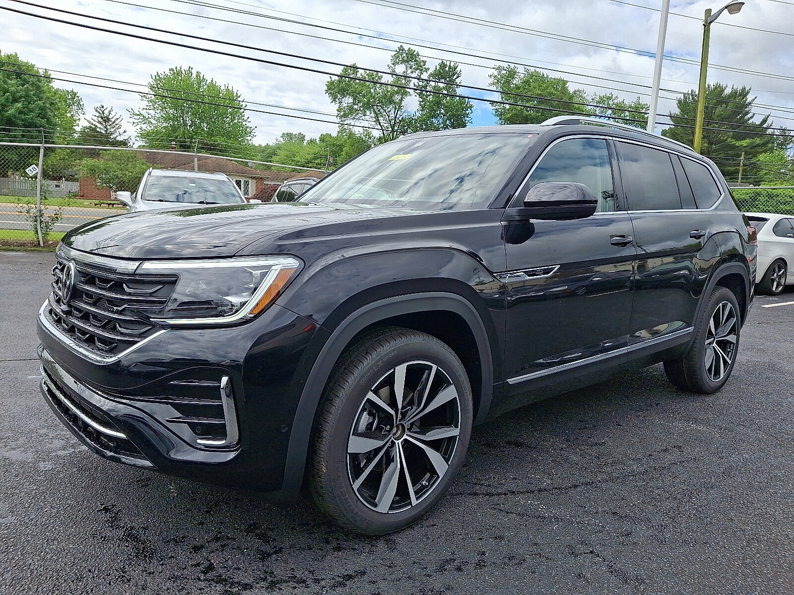 2025 Volkswagen Atlas SEL Premium R-Line photo 2
