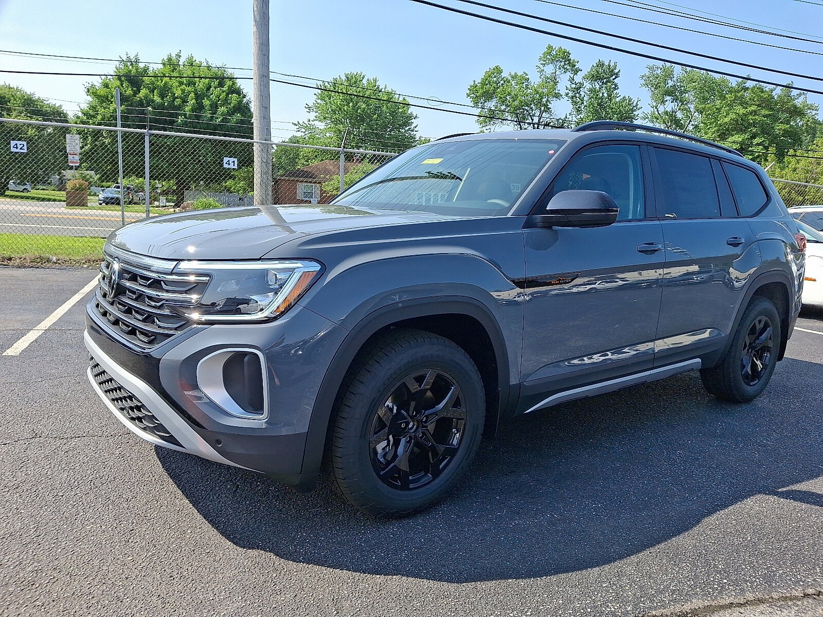 2025 Volkswagen Atlas Peak Edition SE photo 2