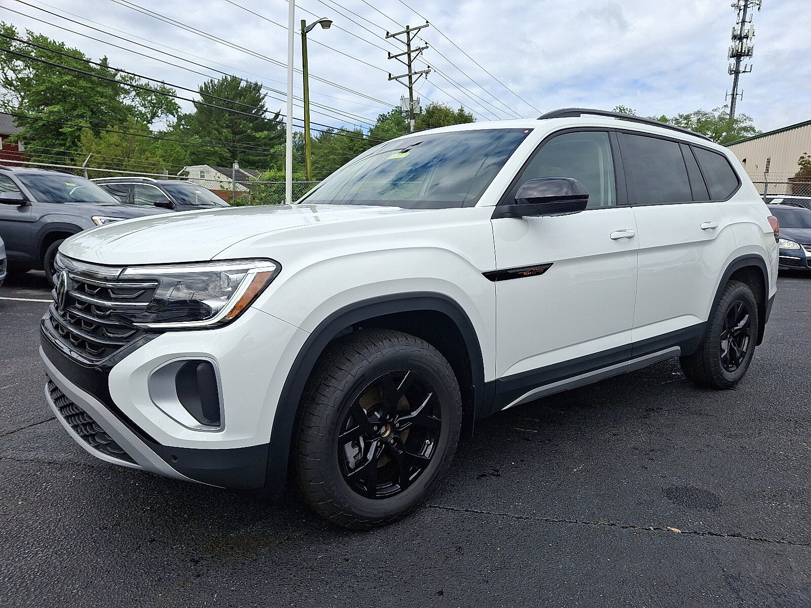 2025 Volkswagen Atlas Peak Edition SE photo 2