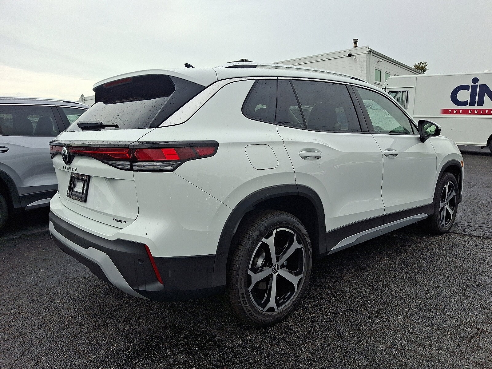 2025 Volkswagen Tiguan SE photo 3