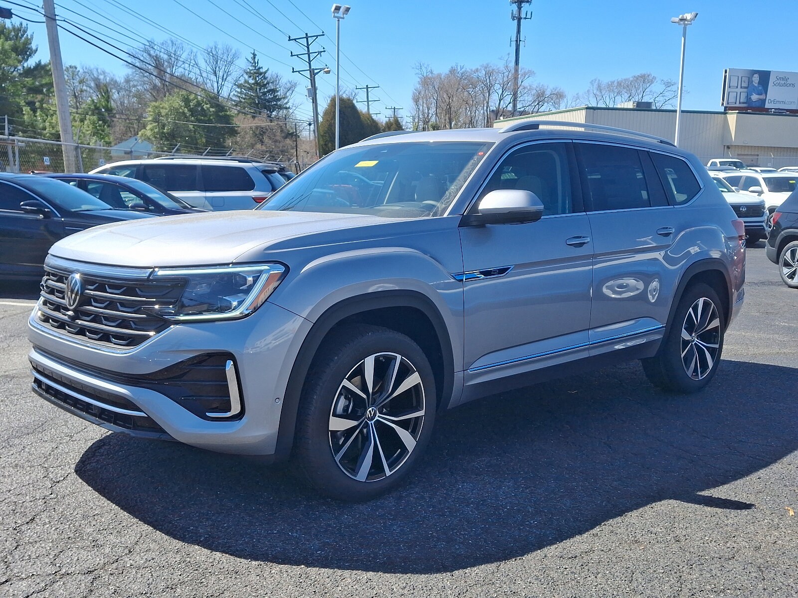 2025 Volkswagen Atlas SEL Premium R-Line photo 2