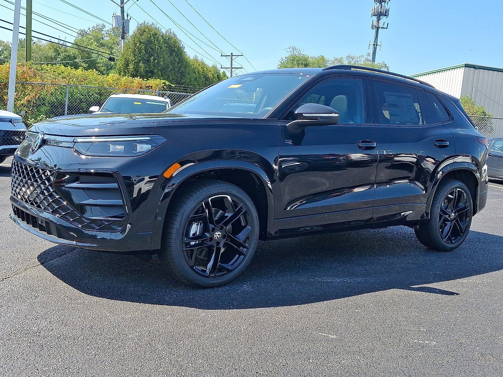 2025 Volkswagen Tiguan SE R-Line Black photo 2