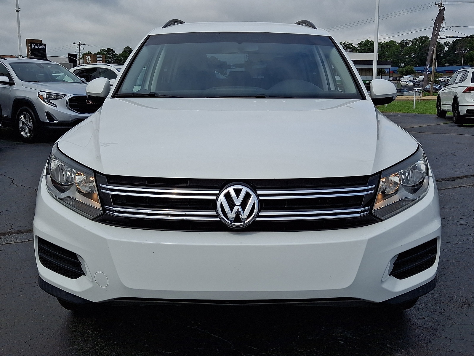 Used 2017 Volkswagen Tiguan Limited Base with VIN WVGBV7AX1HK045393 for sale in Wilmington, DE
