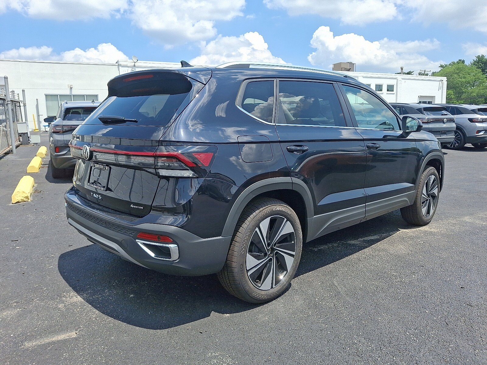 2025 Volkswagen Taos SE photo 4