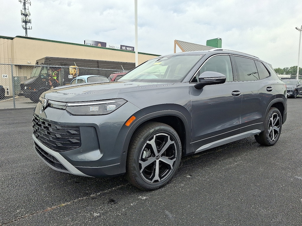 New 2025 Volkswagen Tiguan 2.0T SE SUV