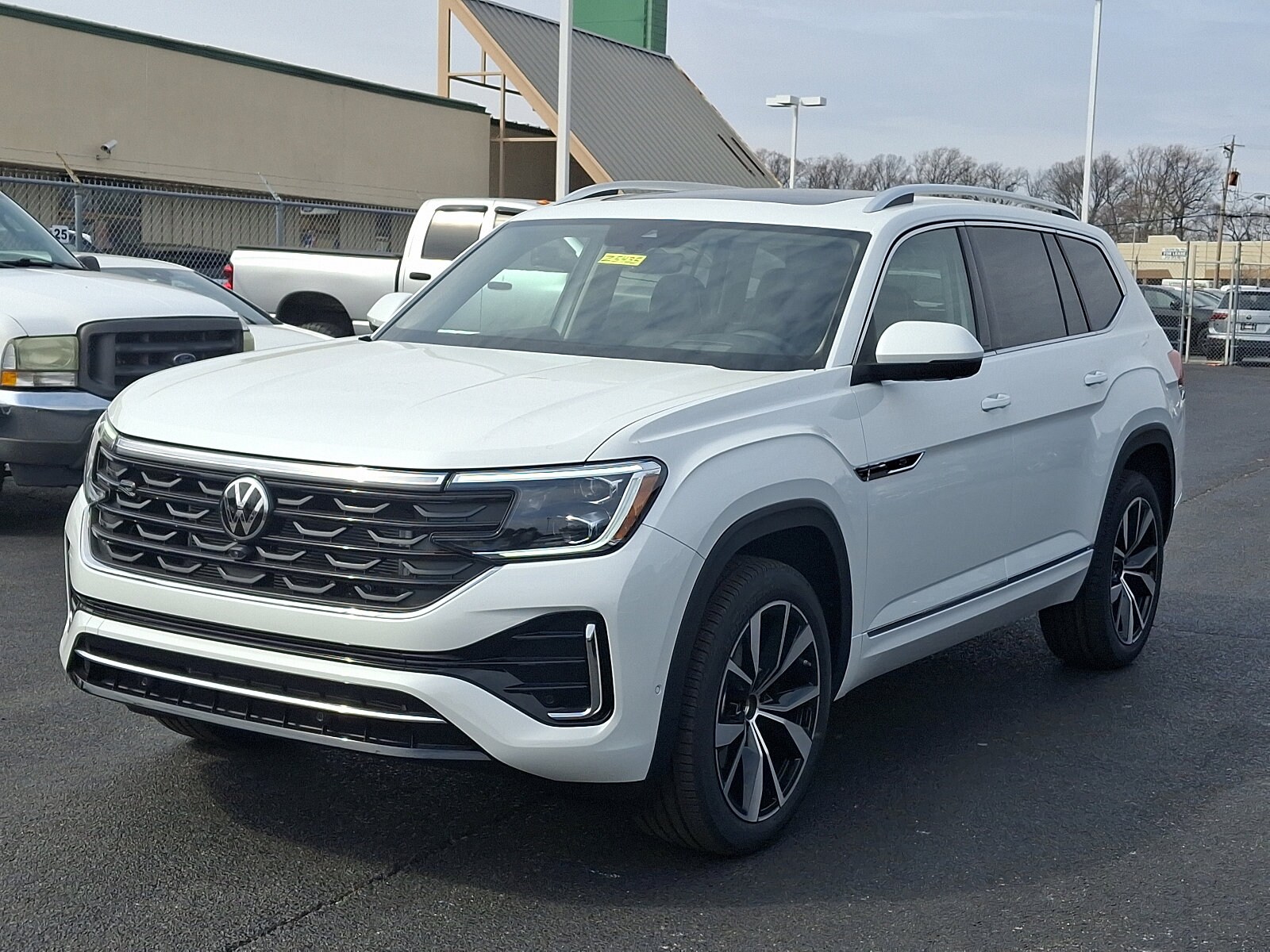 2025 Volkswagen Atlas SEL Premium R-Line photo 2
