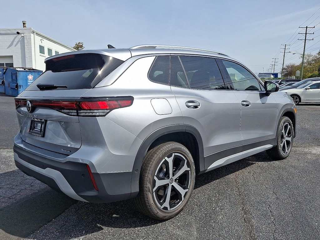 New 2025 Volkswagen Tiguan 2.0T SE SUV