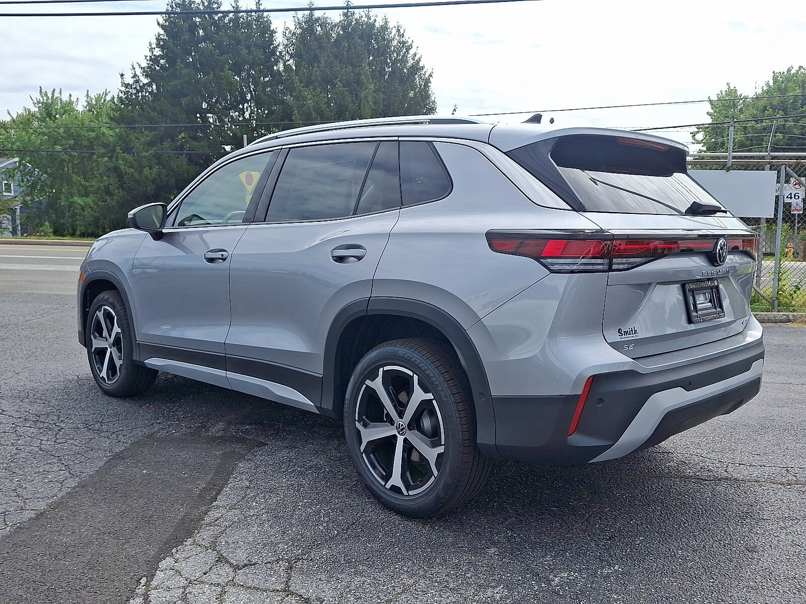 2025 Volkswagen Tiguan SE photo 2