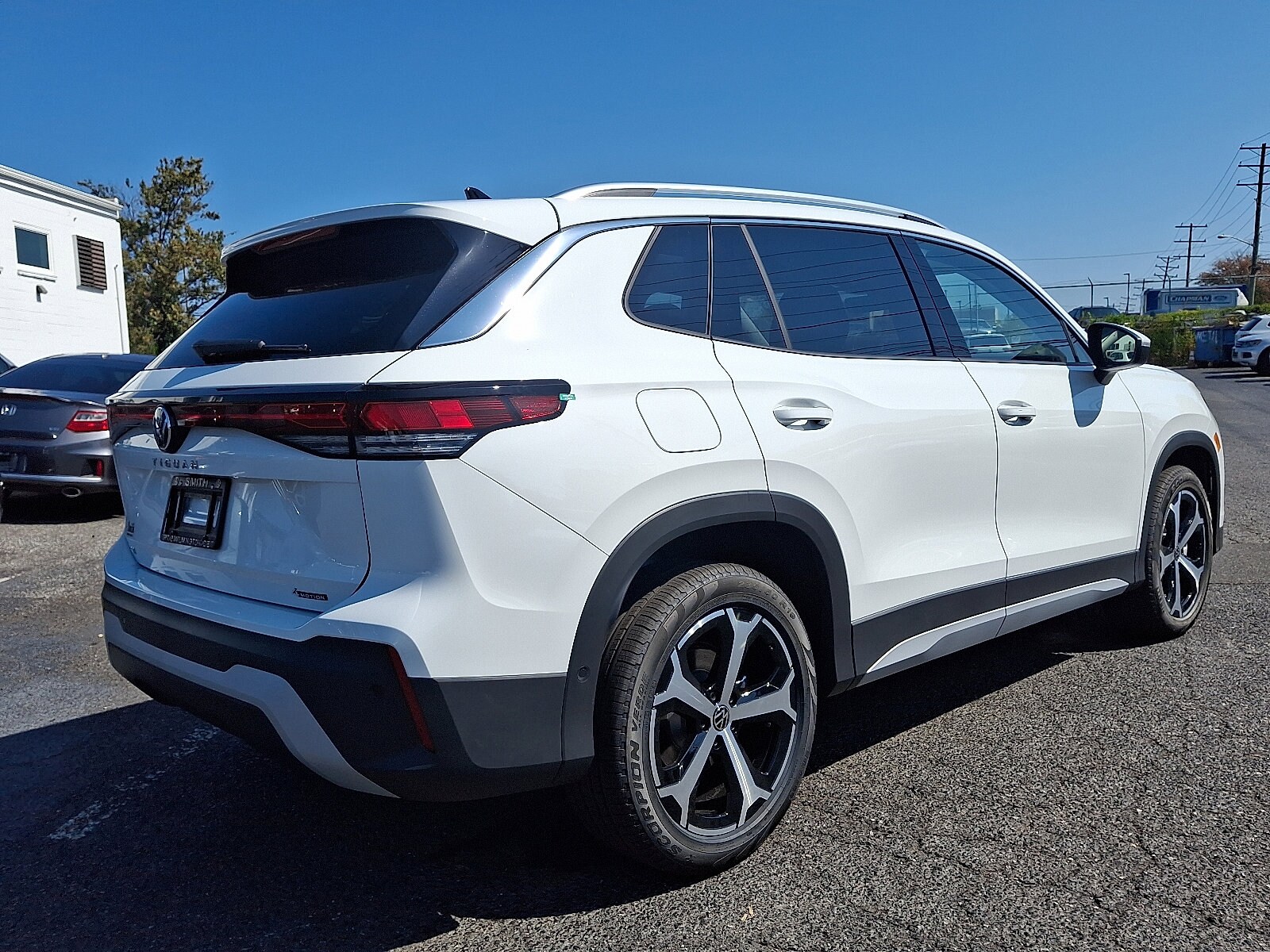 2025 Volkswagen Tiguan SE photo 2