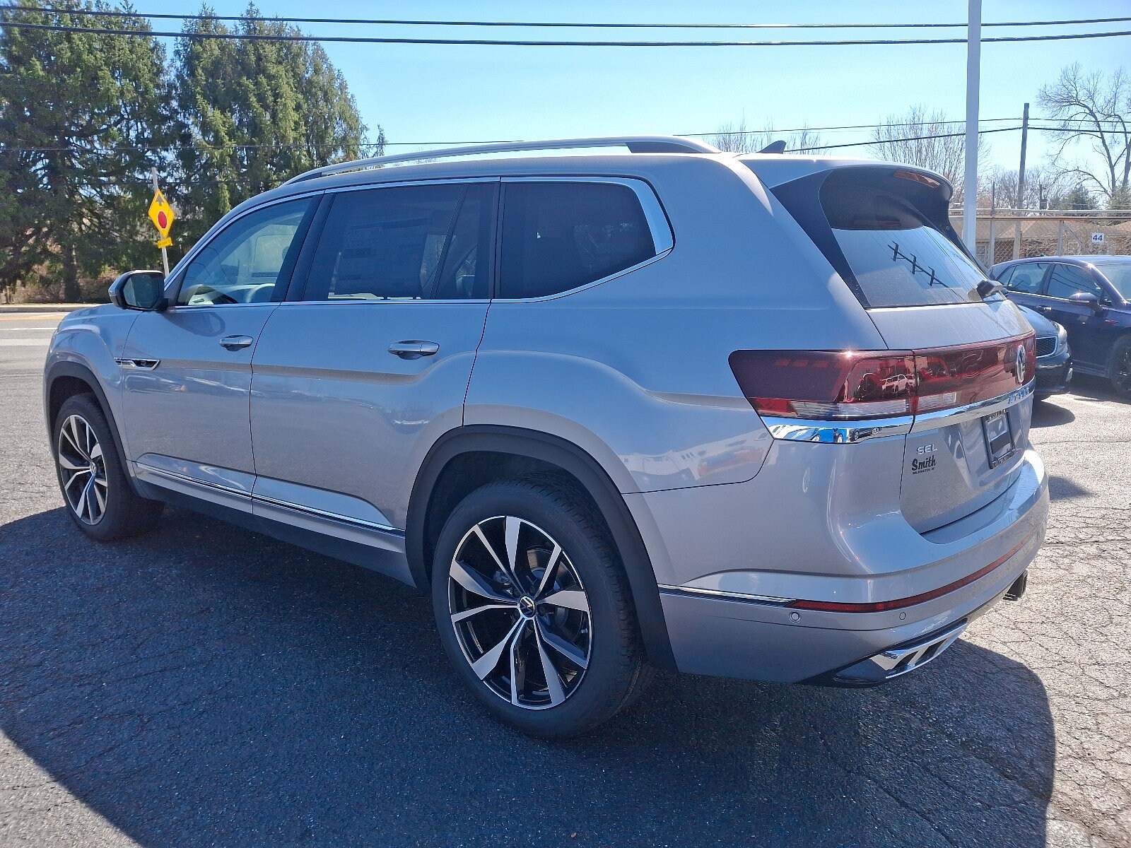 2025 Volkswagen Atlas SEL Premium R-Line photo 3
