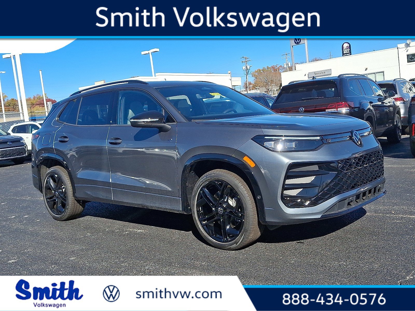 2025 Volkswagen Tiguan SE R-LINE BLACK's photo