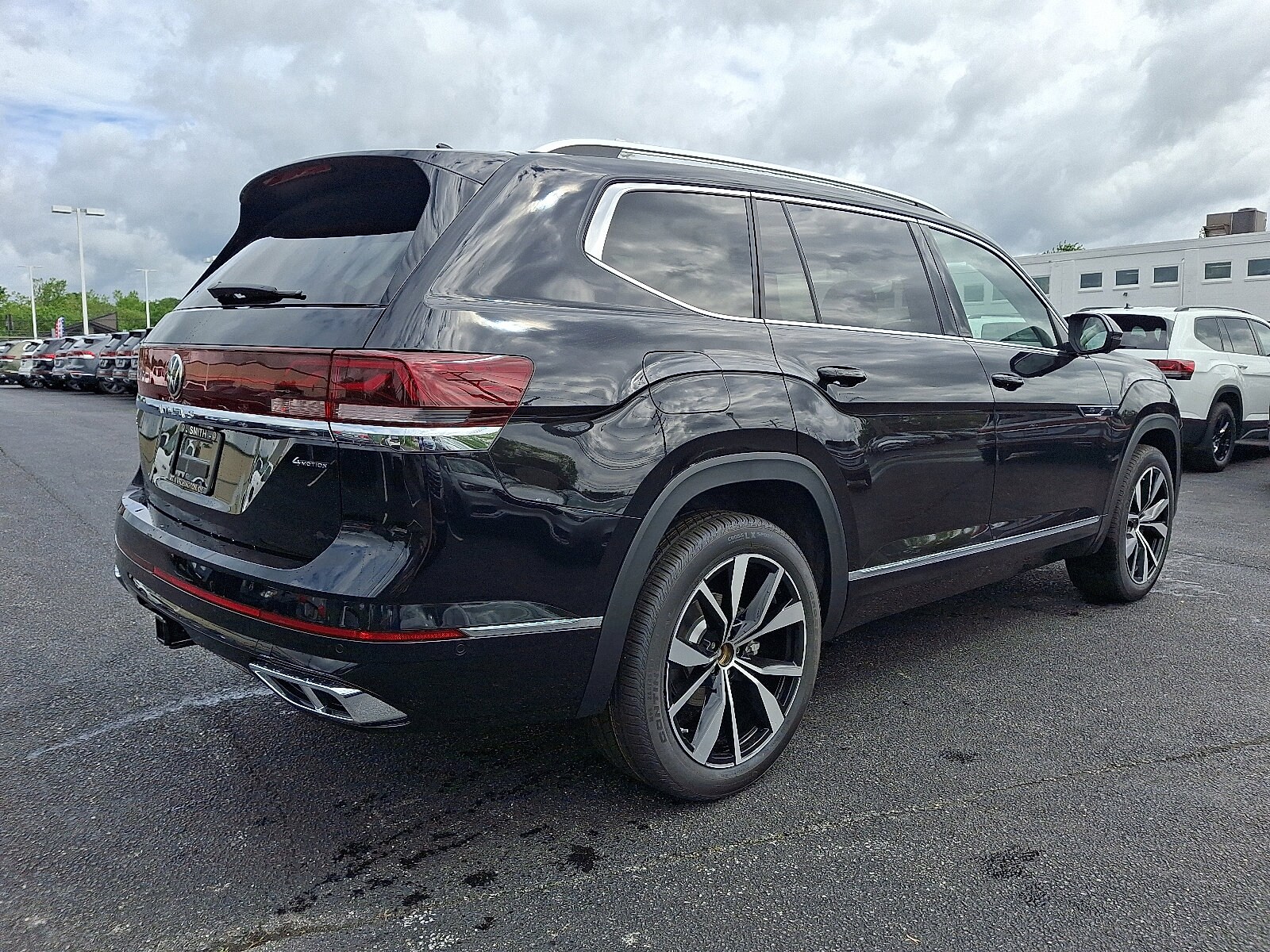 2025 Volkswagen Atlas SEL Premium R-Line photo 4
