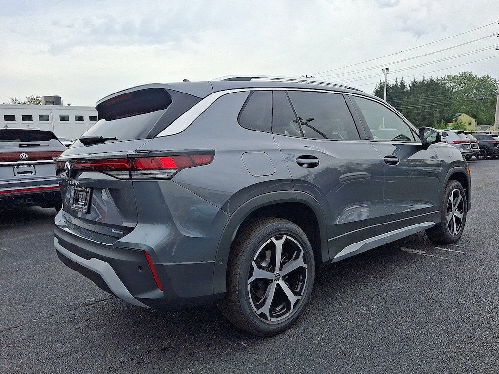 New 2025 Volkswagen Tiguan 2.0T SE SUV