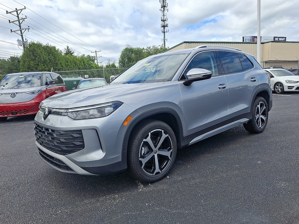 New 2025 Volkswagen Tiguan 2.0T SE SUV