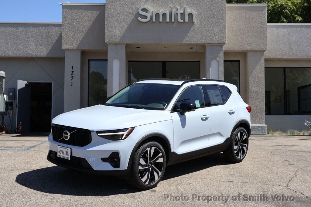2026 Volvo XC40 B5 Plus Dark AWD's photo