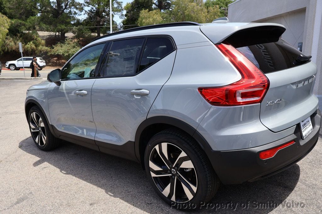 2025 Volvo XC40 Plus photo 2