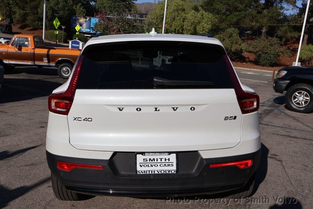 2025 Volvo XC40 Plus photo 3