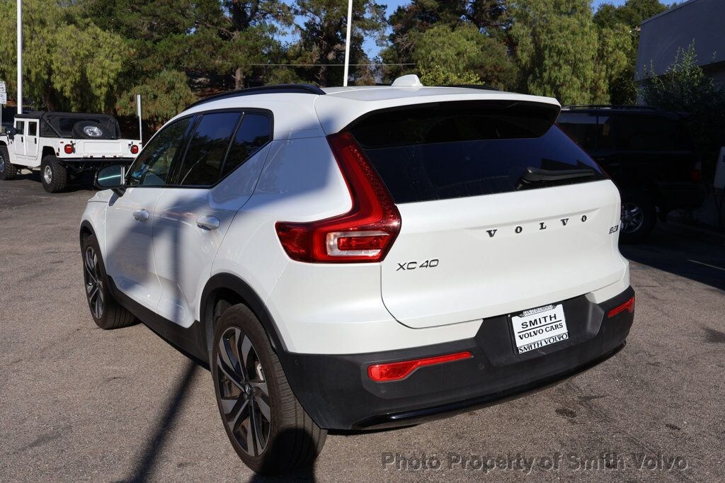 2025 Volvo XC40 Plus photo 2