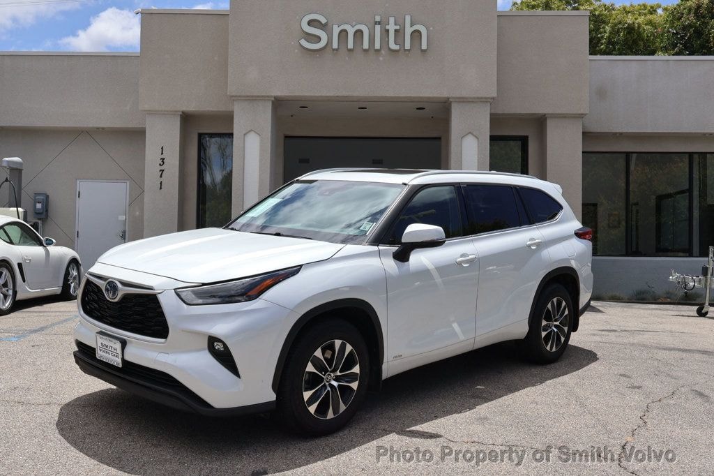 2022 Toyota Highlander XLE Hybrid 4x4's photo